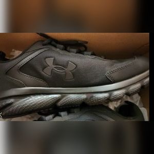 Mens under armour shoes size 10